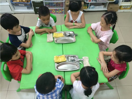 Giáo dục kỹ năng tự phục vụ trong giờ ăn của trẻ